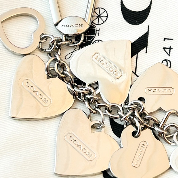 💰SOLD💰NWOT Coach 1941 Heart Keychain - Picture 5 of 10